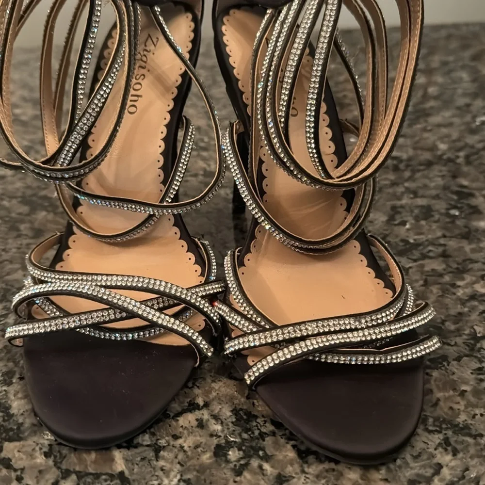 Zigi Soho Bernadette strappy heels 8.5 NWOT